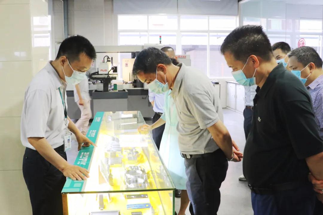 伍培进带队深入企业调研，，，，，坚定企业信心同营生长